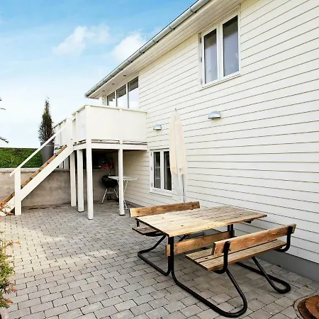 Enticing Holiday In With Sea Nearby Vakantiehuis