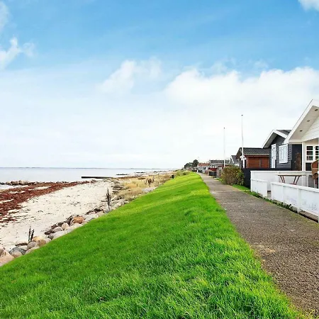Enticing Holiday In With Sea Nearby Vakantiehuis *