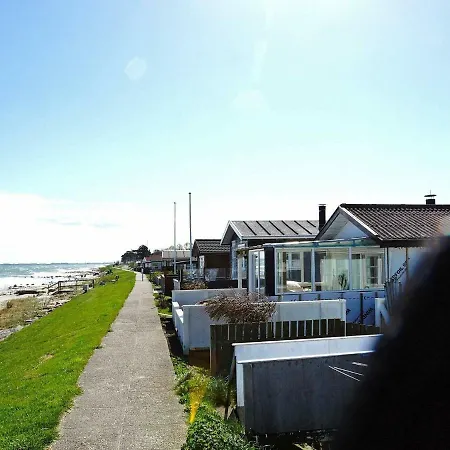Enticing Holiday In With Sea Nearby Vakantiehuis *